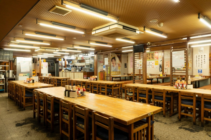 居酒屋「百味」の店内テーブル席（出典：百味）