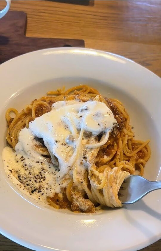 鴻巣ナポリタンをフォークで巻く
