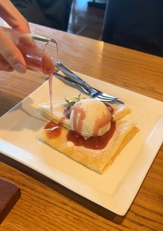 あまりんのソースをクレープにかける