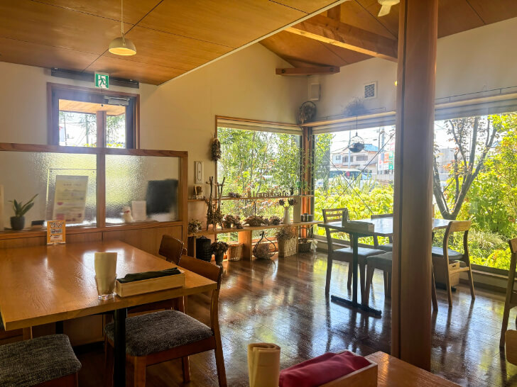 木漏れ日が差し込むきららカフェの店内