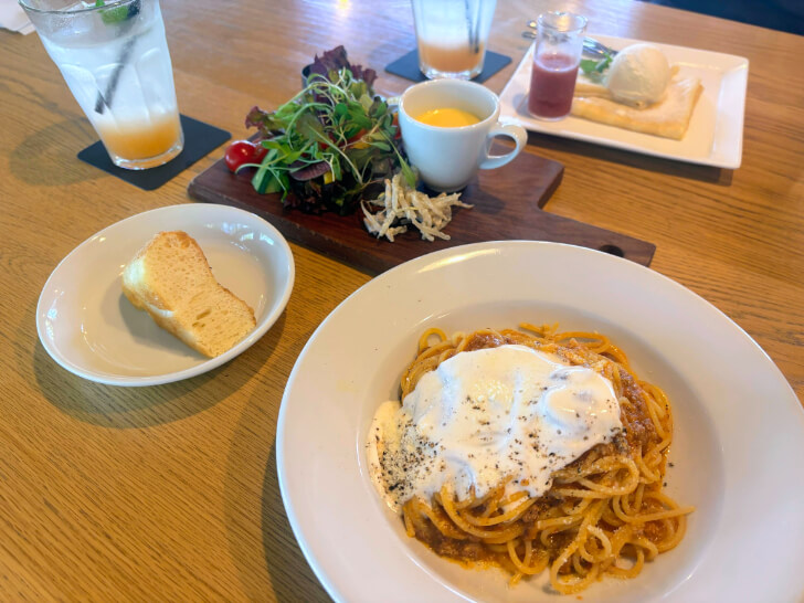 鴻巣ナポリタンとサラダとフォカッチャ