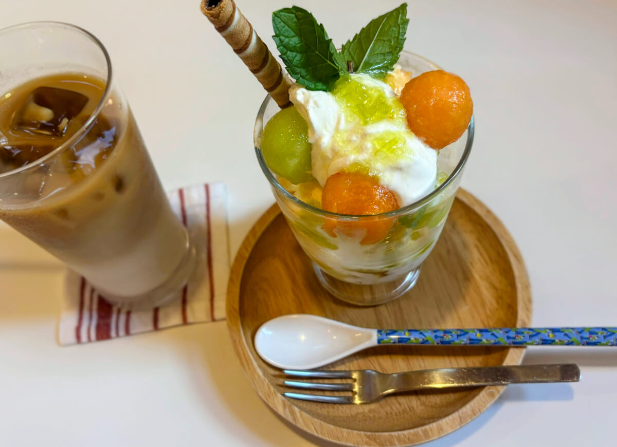カフェ箱庭のメロンパフェとカフェラテ