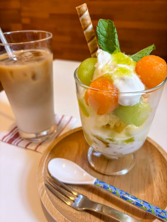 カフェ箱庭のメロンパフェとカフェラテ