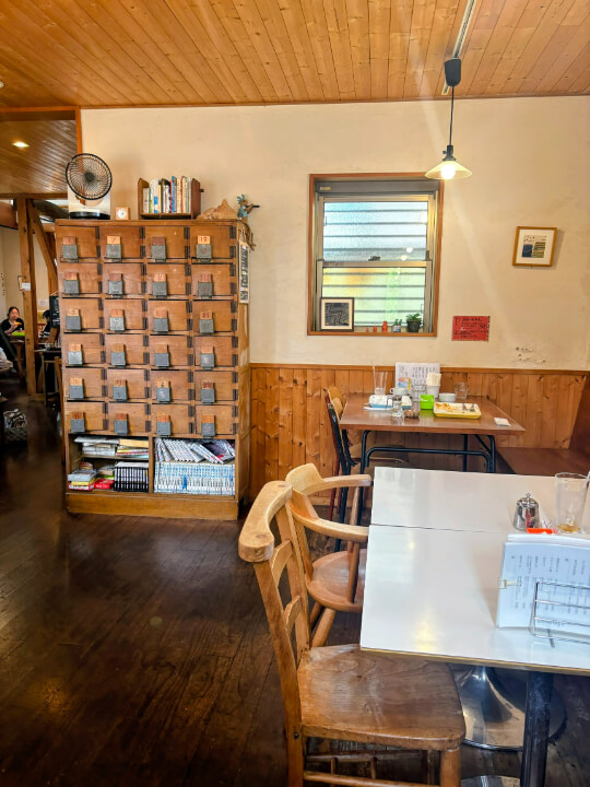 カフェ箱庭の店内テーブル席