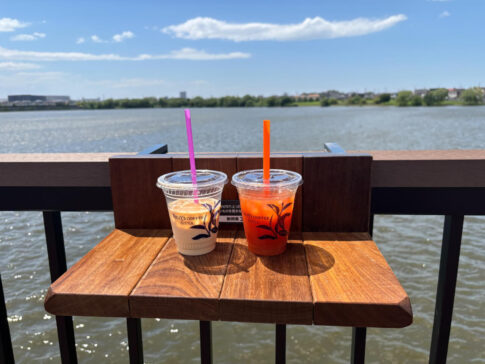 2種類のドリンクと湖畔の風景