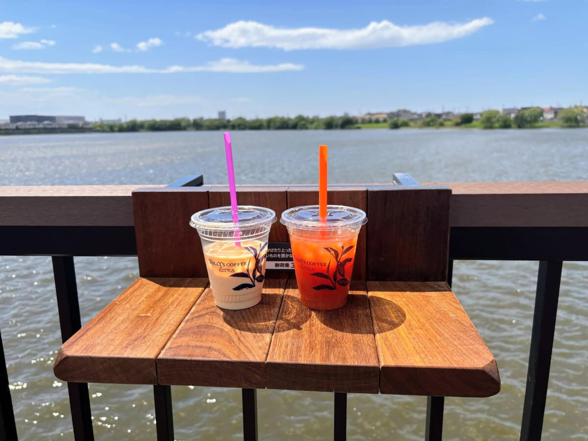 2種類のドリンクと湖畔の風景