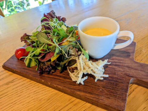 ランチセットのサラダとスープ