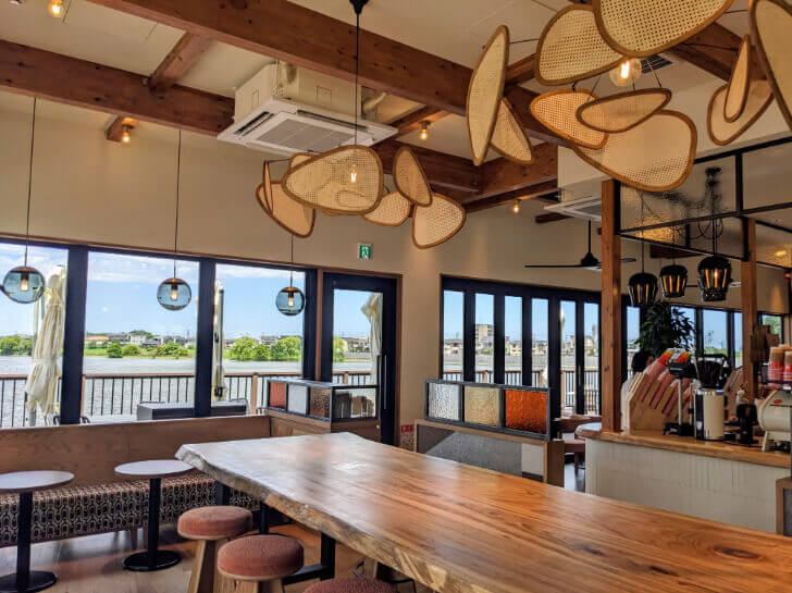 ハワイのサンセットをイメージしたKNOWS COFFEEの店内