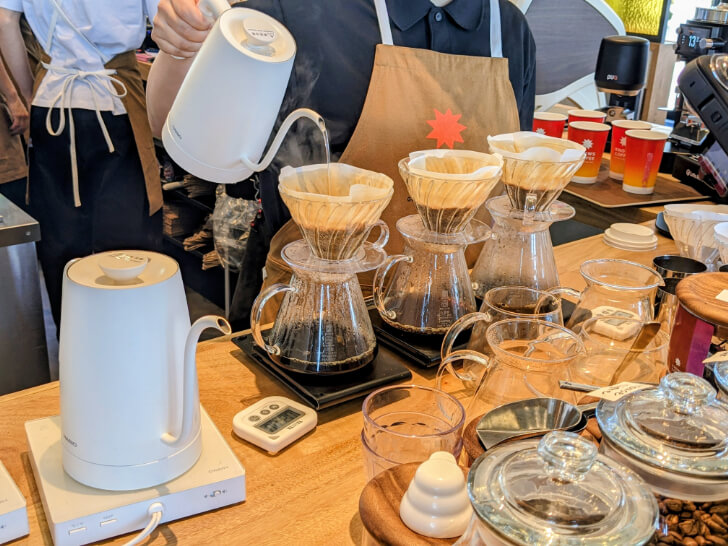 「ハワイコナ」を100%使用したコーヒーをハンドドリップする様子