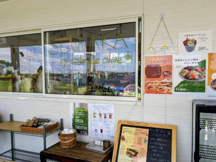 「SOWAKA embrace olive」の店舗前の外観