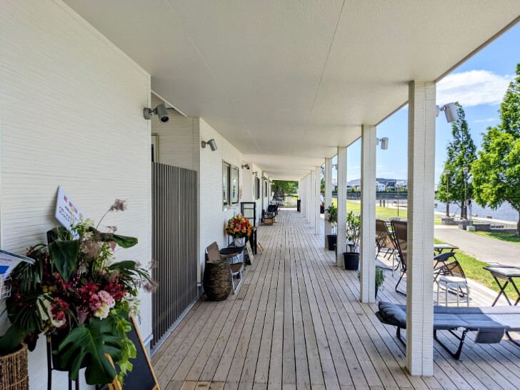 テイクアウト専門の7つの飲食店が並ぶ「LAKESIDE PARK」