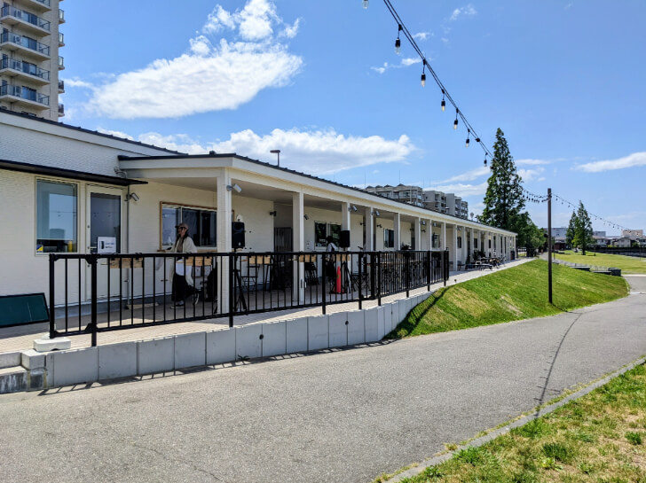 テイクアウト専門の7つの飲食店が並ぶ「LAKESIDE PARK」