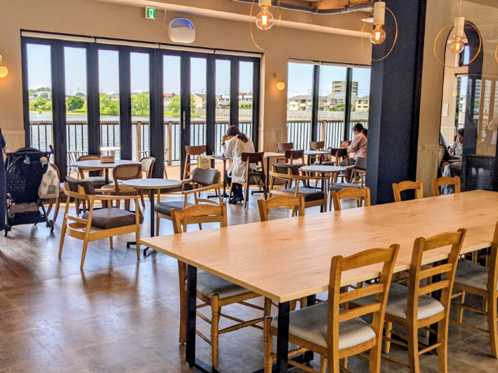 「タリーズコーヒー＆TEA」の店内テーブル席