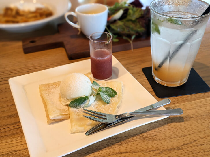 あまりんのクレープシュゼットとメロンシロップソーダ