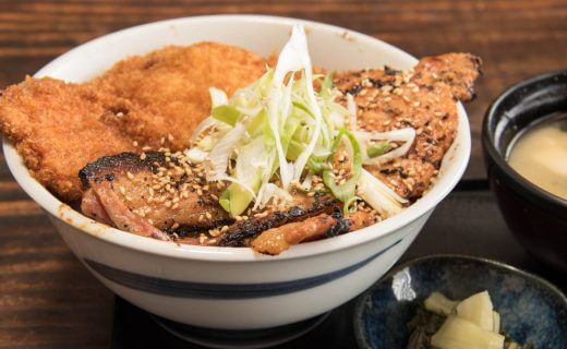 豚味噌とわらじカツの両方がのった「秩父名物W丼」（出典：秩父の和食と豚みそ丼 ちんばた）