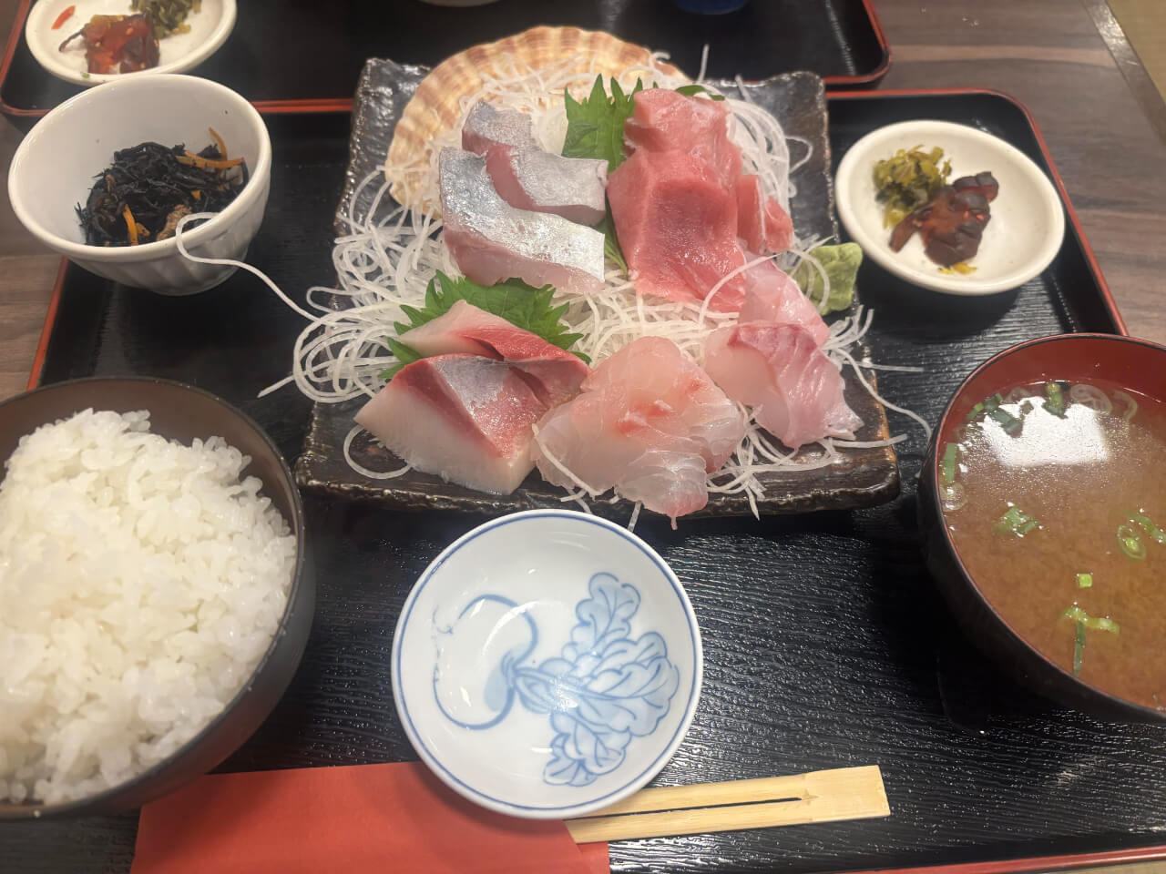 限定10食の「刺身盛合せ定食」