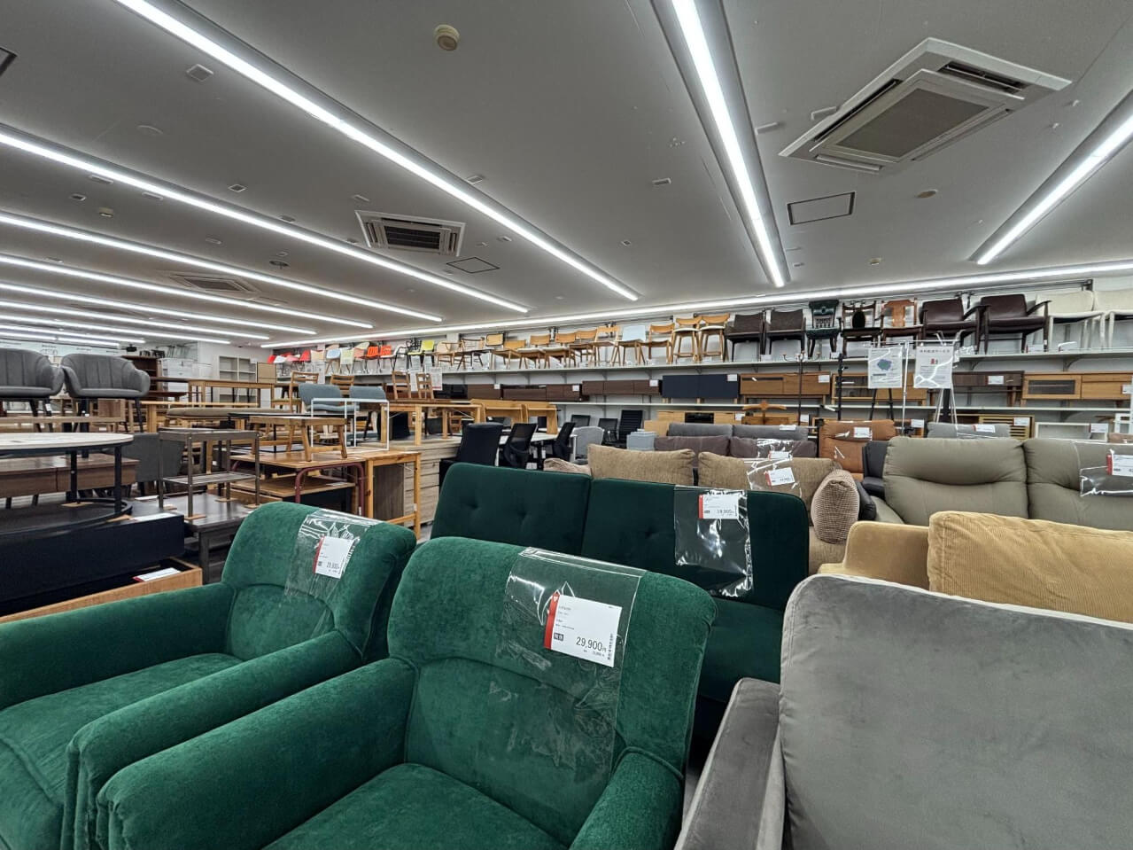 店内ソファ売り場(提供:セカストインテリア新座片山店)