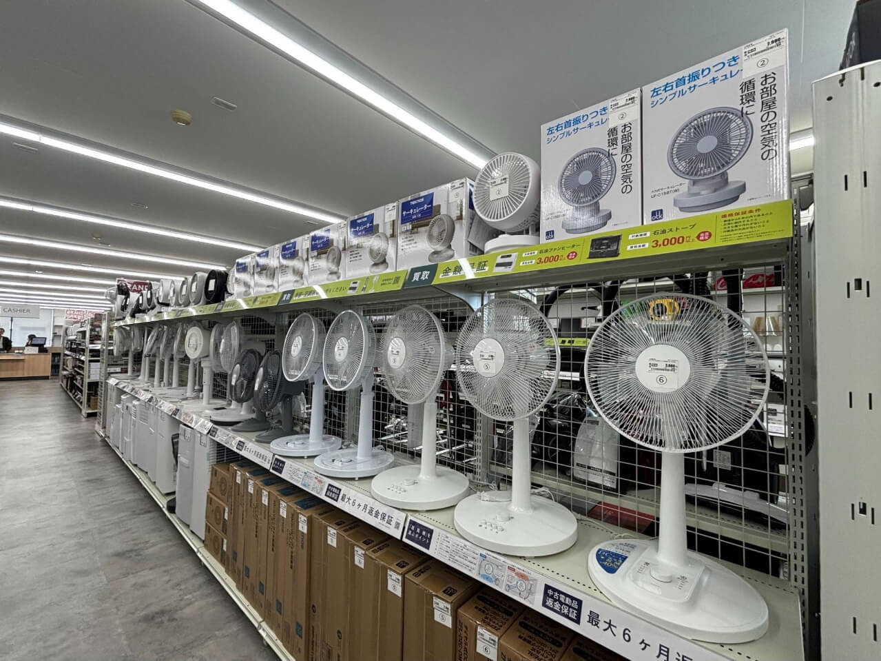 店内扇風機売り場(提供:セカストインテリア新座片山店)