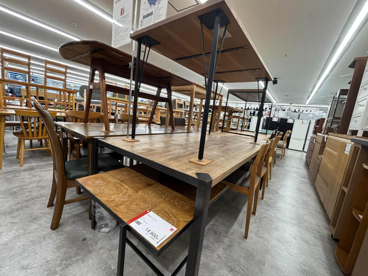 店内ダイニングテーブル売り場(提供:セカストインテリア新座片山店)