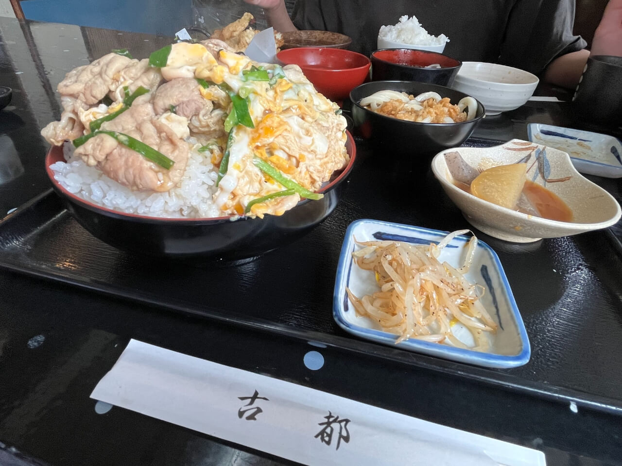 古都のスタミナ丼定食（出典：pixta.jp）