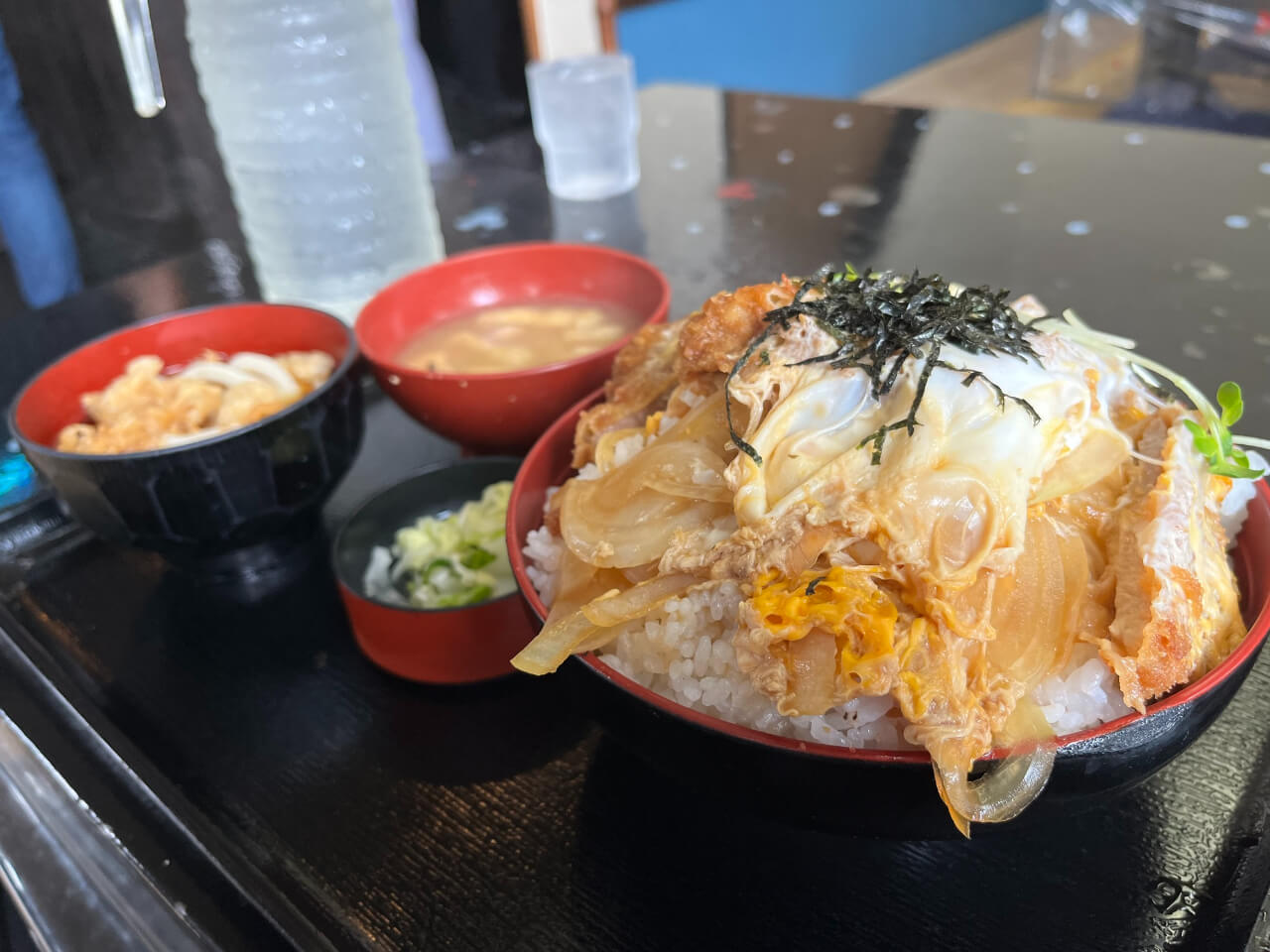 古都のかつ丼定食（出典：pixta.jp）