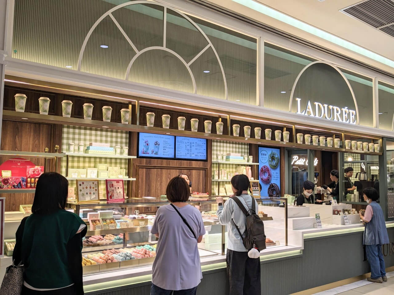 ラデュレ店舗前に人が並ぶ様子