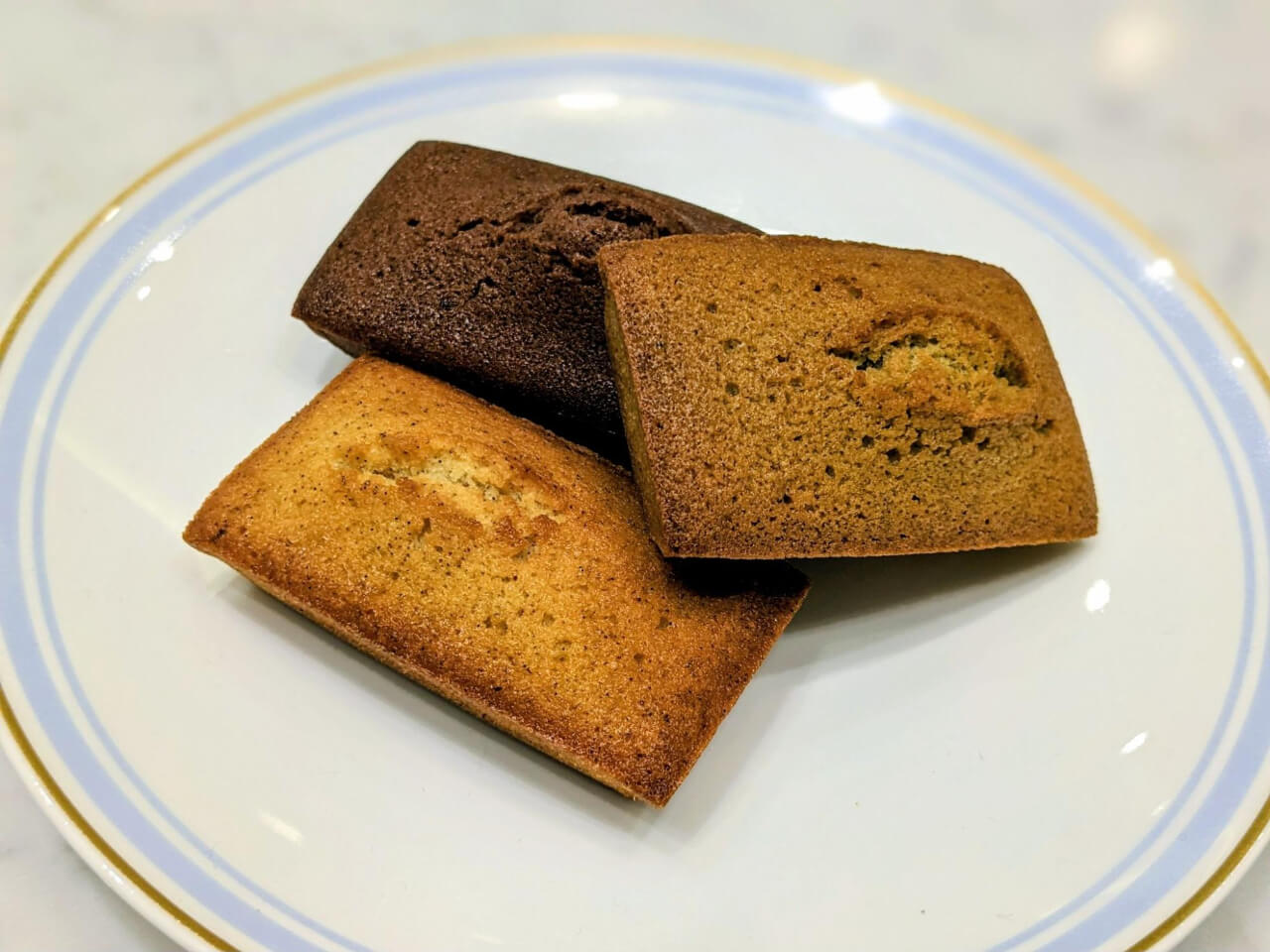 「ヴァニーユ」「ショコラ」「ピスタッシュ」の3種類の焼きたてフィナンシェ