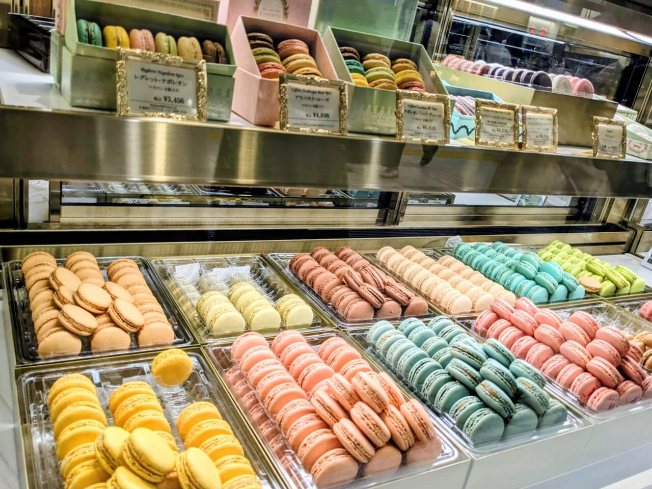 カラフルなマカロンが並ぶショーケース