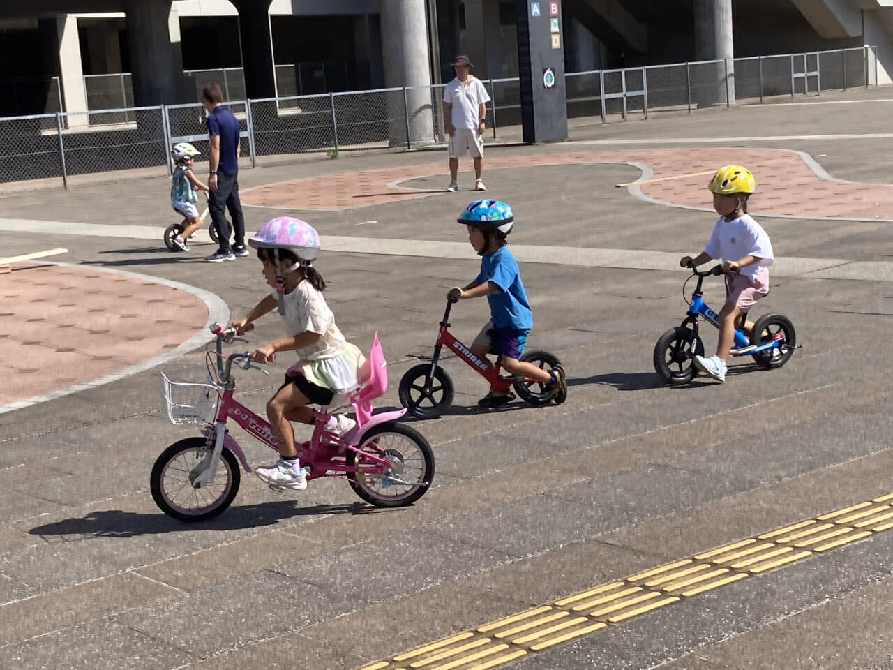 埼スタこどもスポーツ教室で自転車を漕ぐ子ども(出典:埼玉スタジアム2002)