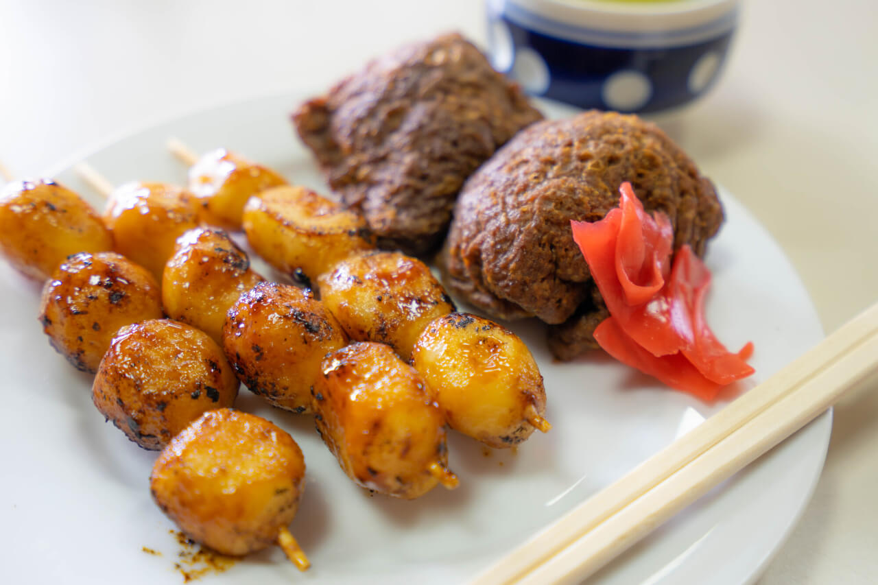 松山商店の焼団子といなり寿司（出典：pixta.jp）