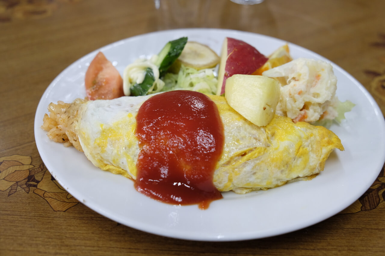 パリー食堂のオムライス（出典：pixta.jp）