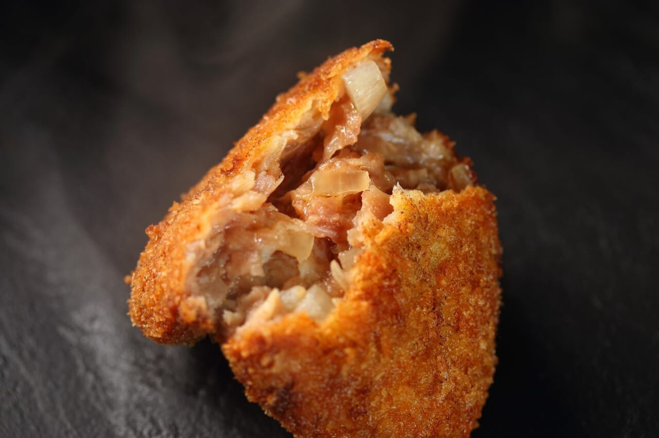 ひつまぶしに並ぶ名物「小江戸メンチ」（出典：和牛ひつまぶし うし川Instagram）