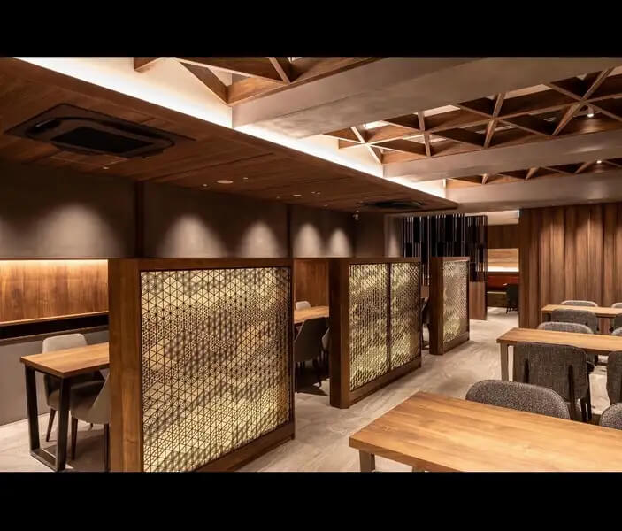 店内のテーブル席（出典：肉割烹 喰心）