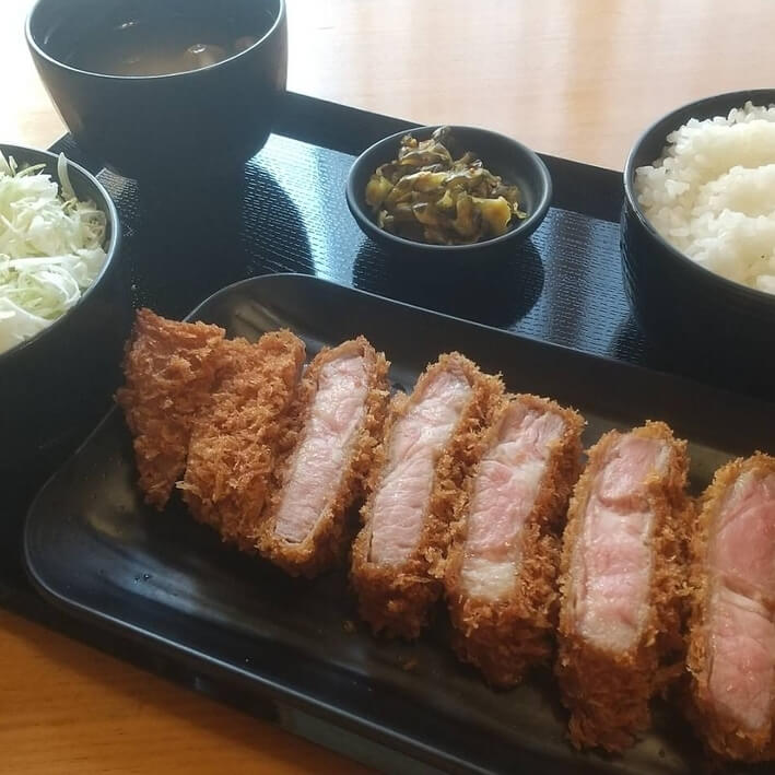 低温熟成させた豚肉を使ったとんかつ（出典：キセキ食堂）