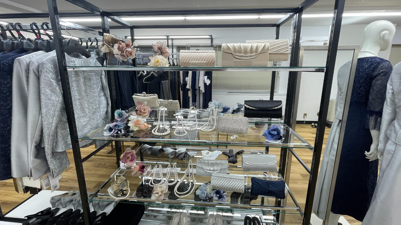 店内のアクセサリーやバッグ（提供：東京ソワールレンタルドレス大宮店）
