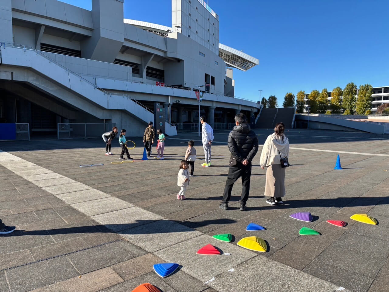 埼スタこどもスポーツ教室で運動する子ども（出典：埼玉スタジアム2002）