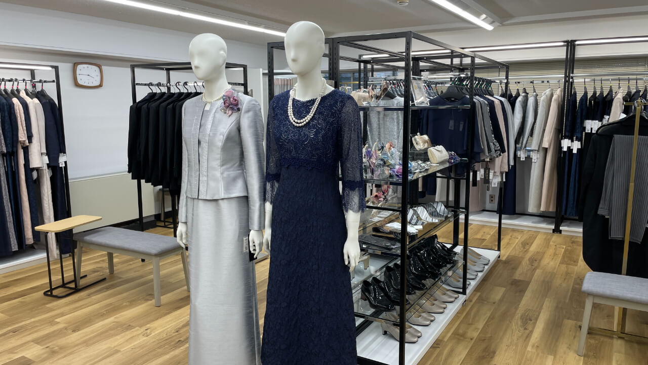 フォーマルウェアを身に着けたマネキン（提供：東京ソワールレンタルドレス大宮店）