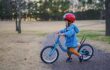 自転車練習中の子供